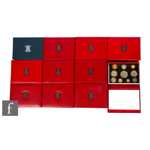 30 - Elizabeth II - Various Royal Mint coin sets 1990, 1991, 1992, 1993, 1994, 1995, 1996, 1997, 1998, 19... 