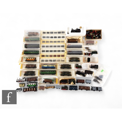 95 - A collection of HOe gauge model railway items including locomotives, coaches and rolling stock, most... 