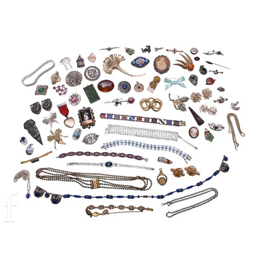 348 - A collection of costume jewellery, to include various brooches, gilt metal chains, white metal chain... 