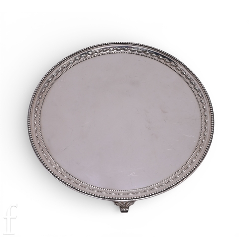 542 - A George III silver waiter, of circular form with beaded and laurel leaf border decoration on three ... 