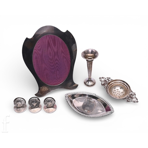 520 - An Edward VII silver easel backed picture frame, Birmingham 1907, maker's marks rubbed, height 18cm,... 