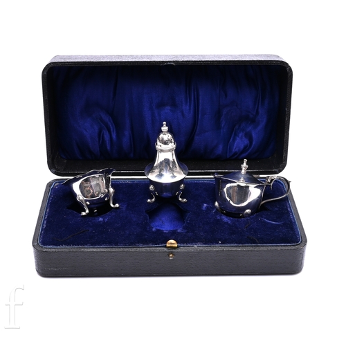 522 - A George V cased silver three piece cruet, Joseph Gloster Ltd, Birmingham 1922, comprising pepper sh... 