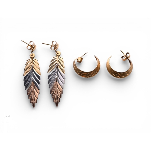 159 - A pair of three colour earrings of articulated leaf design, post and butterfly fittings, unmarked, 4... 