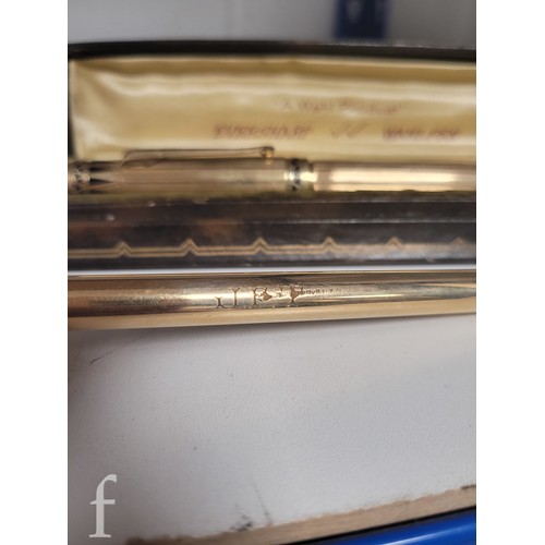 397 - A 1930s American Art Deco Wahl Eversharp gold filled Coronet Pyralin design fountain pen and pencil,... 