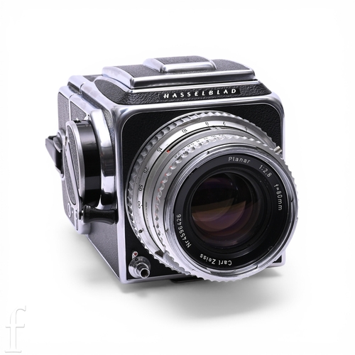 A Hasselblad 500C/M medium format film camera, in black and chrome, complete with a Planar 1:2.8 f=80mm Nr4596426 lens.