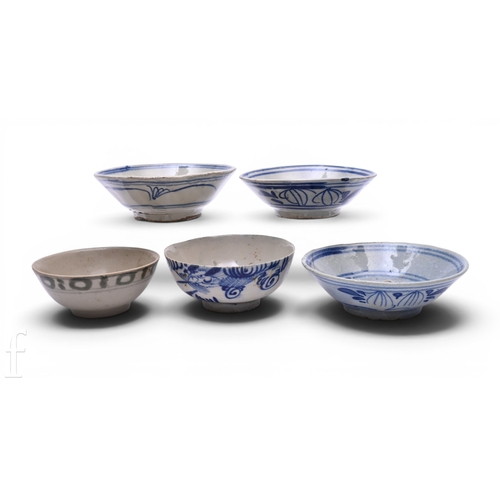 1246 - A collection of Chinese Ming Dynasty and later bowls, including shipwreck porcelain tea bowls and Te... 