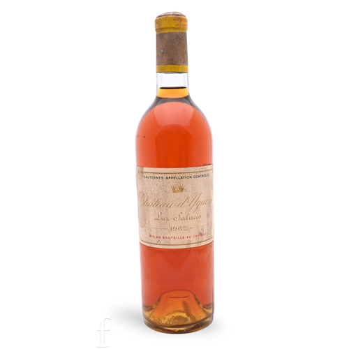 1044 - A 1962 bottle of Château d'Yquem dessert wine, 75cl.