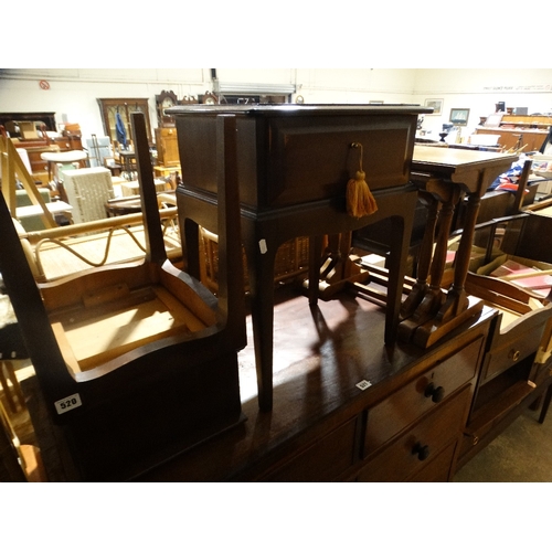 520 - A Pair Of Stag Mahogany Bedside Chests Together With A Nest Of Three Tables