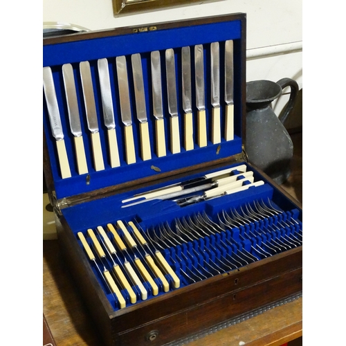 311 - An Early 20th Century Canteen Of Cutlery Within A Polished Oak Case