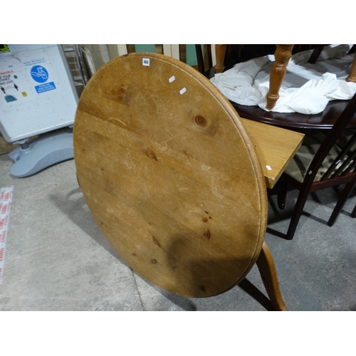 466 - A Circular Topped Pine Pedestal Table