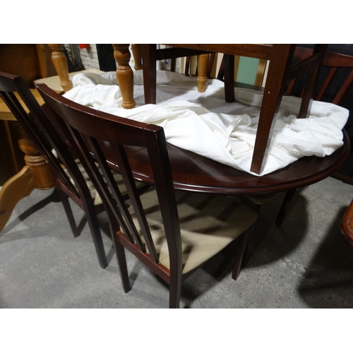 468 - A Mahogany Finish Pedestal Dining Table & Chairs