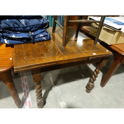 473 - A Polished Oak Draw Leaf Dining Table