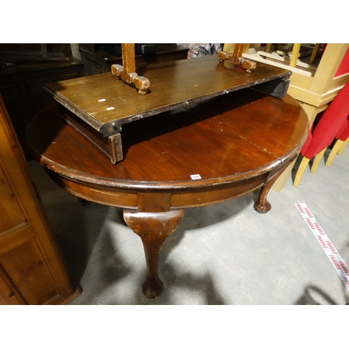 544 - An Edwardian Mahogany Extending Dining Table