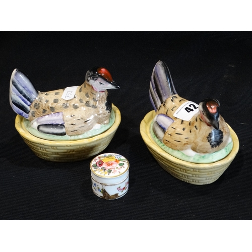 42 - Two Small Size Staffordshire Pottery Coloured Hens On Nests (Af)