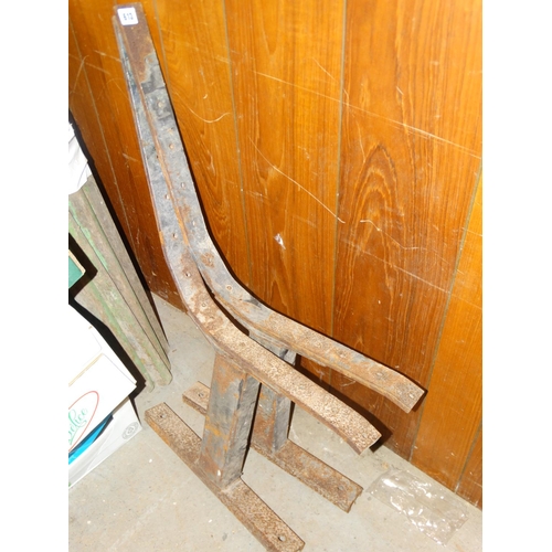 613 - A Pair Of Metal Bench Ends With Wooden Slats