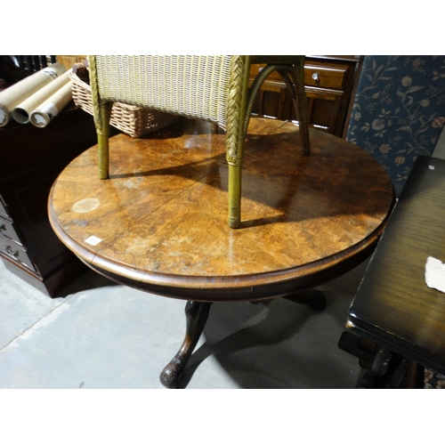 535 - A Victorian Walnut Circular Topped Pedestal Table