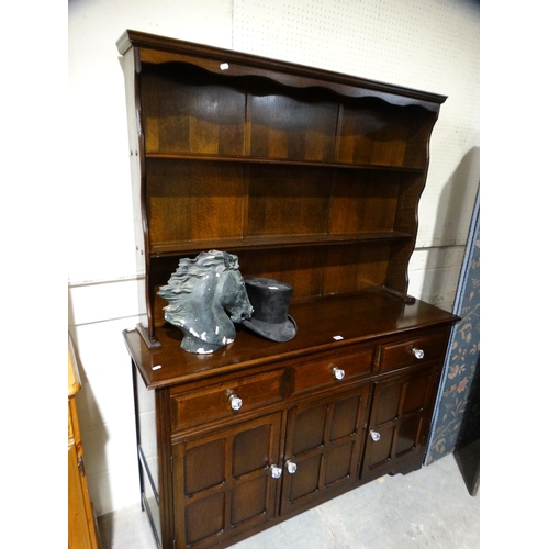 555 - A Reproduction Oak Finish Cottage Style Dresser