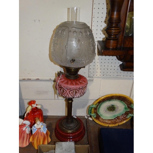 318 - A Circular Based Brass Column Oil Lamp With Pink Glass Bowl & Etched Shade