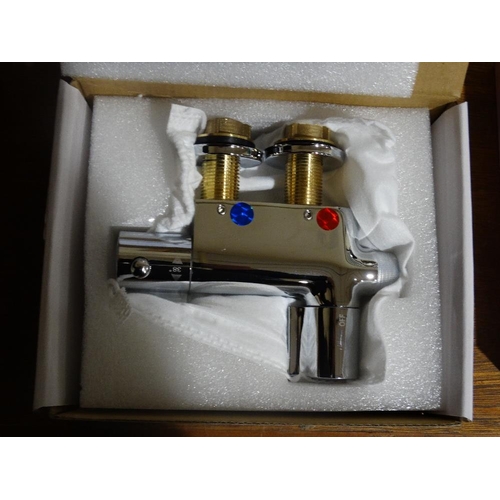 A New & Boxed Thermostatic Bar Shower Kit