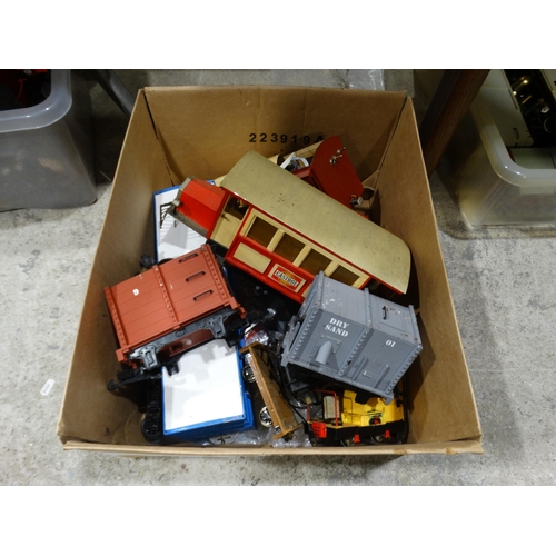 154 - A Good Quantity Of Model Railway Carriages & Accessories