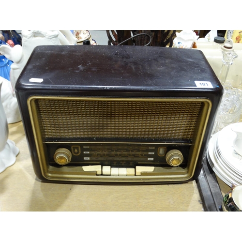 101 - A Vintage Bakelite Encased Radio
