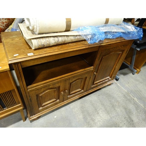 640 - An Oak Finish Lounge Cabinet