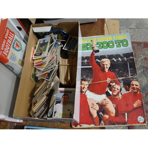 A Qty Of Collectors Football Cards & Albums