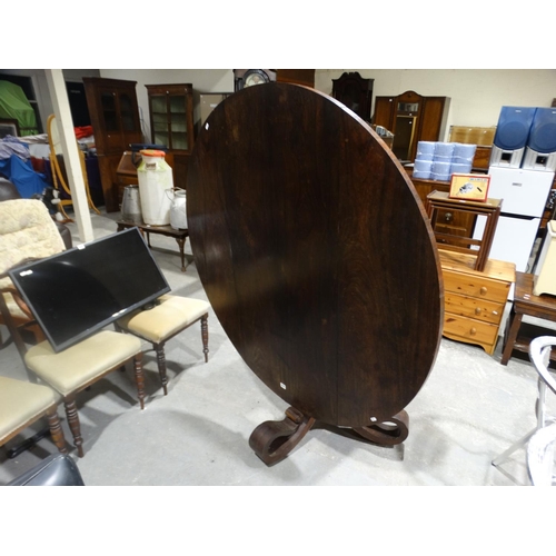 552 - An Antique Rosewood Circular Topped Pedestal Breakfast Table