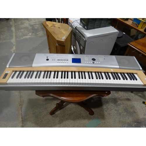 624 - A Vintage Yamaha Portable Grand DGX-620 Keyboard