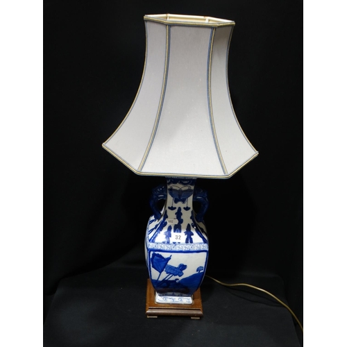 32 - A Late 20thc Oriental Blue & White Table Lamp