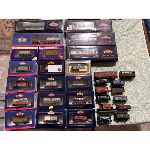 606 - A Good Qty Of Bachmann & Other Boxed Rolling Stock