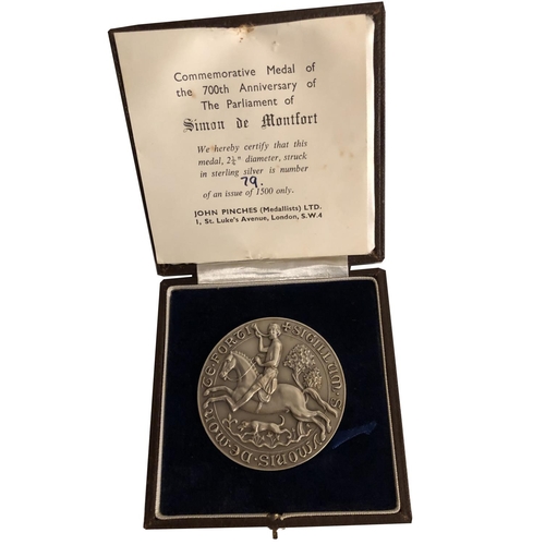 263 - A HALLMARKED SILVER LIMITED EDITION (79/1000) COMMEMORATIVE MEDAL CELEBRATING THE 700TH ANNIVERSARY ... 