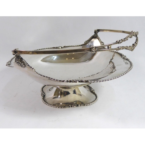 270 - JOSIAH WILLIAMS & CO., AN EARLY 20TH CENTURY SILVER CAKE BASKET
Having a gadrooned edge broken up by... 