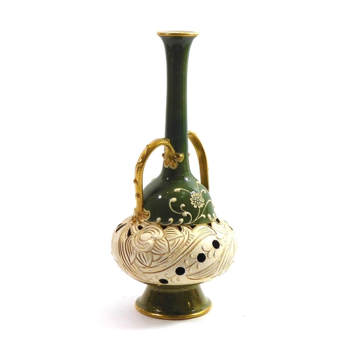 373 - WEDGWOOD, DESIGNED BY HARRY BARNARD, A RARE TWIN HANDLED ART NOUVEAU FORM VASE, CIRCA 1900
The bulbo... 