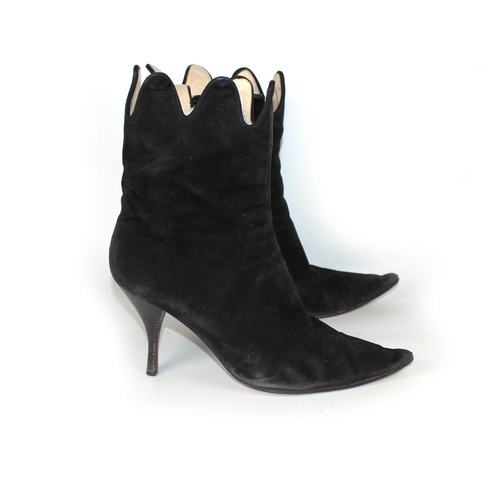 190 - VIVENNE WESTWOOD, BLACK SUEDE ANKLE BOOTS 
With side zip, scalloped edge and pointed toe (size 39).
... 