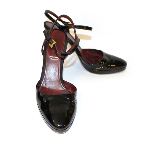 178A - PRADA, BLACK PATENT LEATHER HEELS
The heel strap with gilt metal buckles (size 39.5).
(heel 11cm)