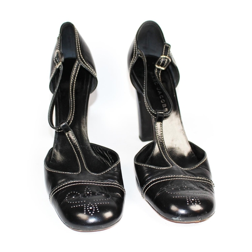 198 - MARC JACOBS, BLACK LEATHER HEELS
With ankle strap and perforated round toe (size 39).
(heel 10cm)