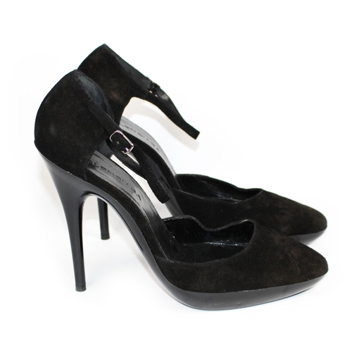 173A - BALENCIAGA, BLACK SUEDE HEELS
With a patent leather sole and heel, ankle strap (size 39).
(heel 12.5... 