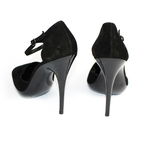 173A - BALENCIAGA, BLACK SUEDE HEELS
With a patent leather sole and heel, ankle strap (size 39).
(heel 12.5... 