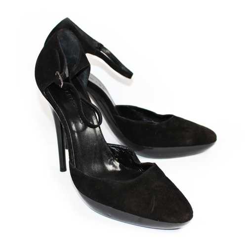 173A - BALENCIAGA, BLACK SUEDE HEELS
With a patent leather sole and heel, ankle strap (size 39).
(heel 12.5... 