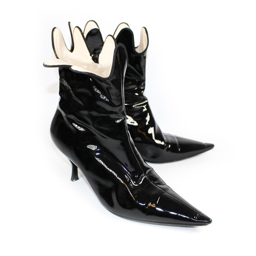 174A - VIVIENNE WESTWOOD, BLACK PATENT LEATHER ANKLE BOOTS
With a scalloped edge, pointed toes (size 39).
(... 