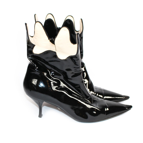 174A - VIVIENNE WESTWOOD, BLACK PATENT LEATHER ANKLE BOOTS
With a scalloped edge, pointed toes (size 39).
(... 