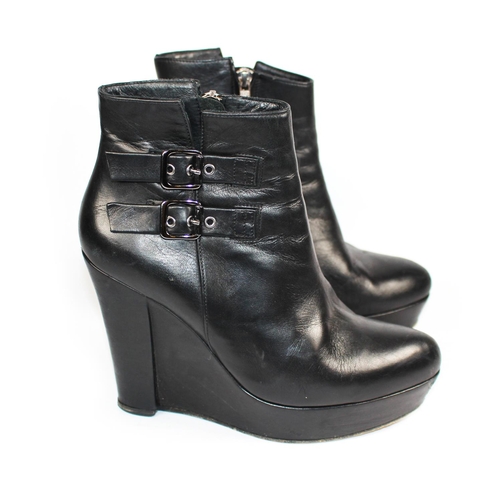 170A - THE KOOPLES, BLACK LEATHER WEDGE BOOTS
With a side zip, two silver buckles (size 39).
(heel 11.5cm)