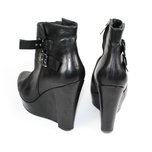 170A - THE KOOPLES, BLACK LEATHER WEDGE BOOTS
With a side zip, two silver buckles (size 39).
(heel 11.5cm)