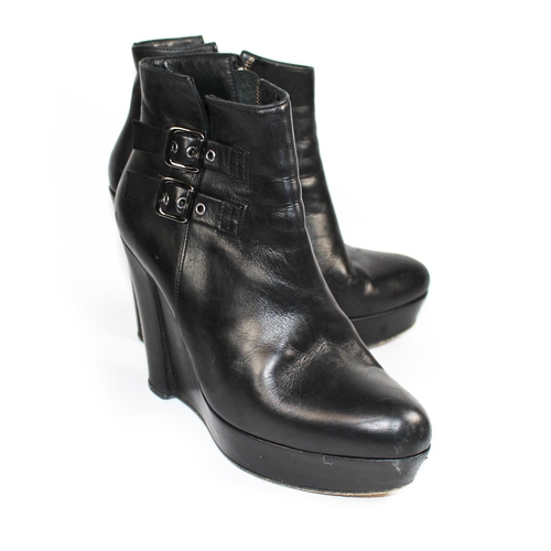 170A - THE KOOPLES, BLACK LEATHER WEDGE BOOTS
With a side zip, two silver buckles (size 39).
(heel 11.5cm)