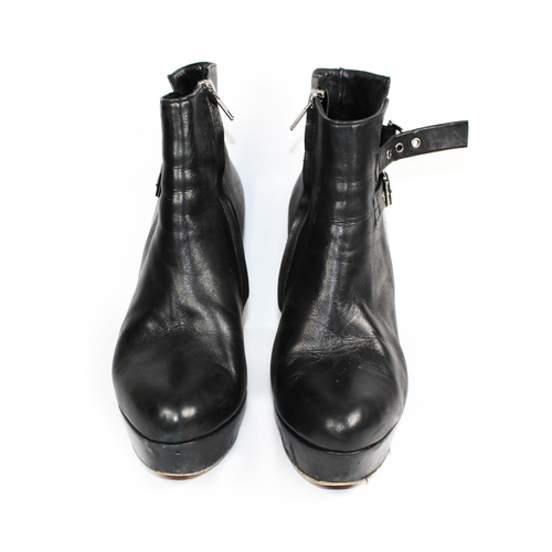 170A - THE KOOPLES, BLACK LEATHER WEDGE BOOTS
With a side zip, two silver buckles (size 39).
(heel 11.5cm)