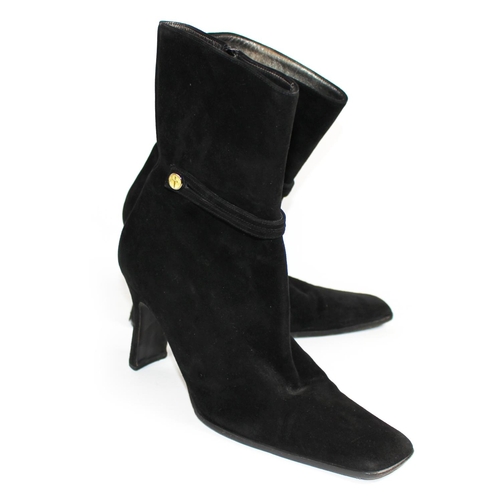 175A - PACIOTTI, BLACK SUEDE BOOTS
With a suede double strap that pops on the side with a yellow dagger but... 