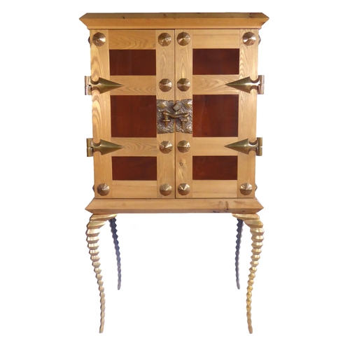 117 - MARK BRAZIER-JONES, B. 1956, ORIGINAL WORK, OAK AND BRONZE SIDE CABINET
The two sectional glazed doo... 