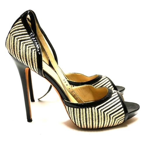 172 - ALEXANDER MCQUEEN, A PAIR OF BLACK PATENT LEATHER AND CREAM OPEN TOE HEELS
(size 38.5).

Condition: ... 