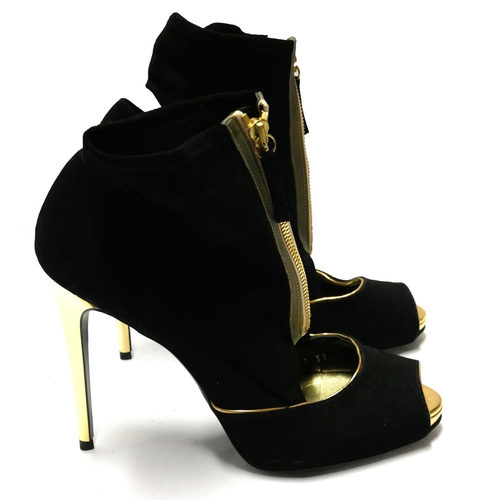 173 - STELLA MCCARTNEY, A PAIR OF BLACK SUEDE AND GILT BANDED OPEN TOE ANKLE HEELS
(size 39).

Condition: ... 